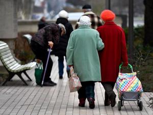 Des seniors dans la rue. (Image d'illustration)