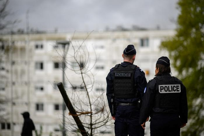 Des CRS, alors que le ministre de l'Intérieur Bruno Retailleau vient visiter le plus important lieu de trafic de drogue de Nantes, dans le quartier des Dervallières, le 28 mars 2025.