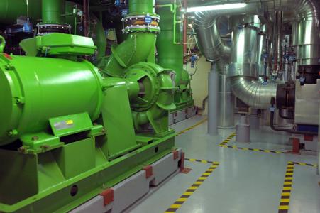 Vue des tuyaux et des pompes de l'usine de production de systèmes de refroidissement Climespace « Canada » à Paris, le 14 novembre 2011.