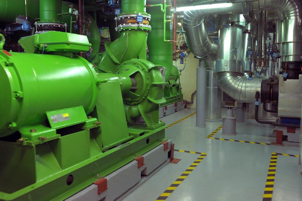 Vue des tuyaux et des pompes de l'usine de production de systèmes de refroidissement Climespace « Canada » à Paris, le 14 novembre 2011.
