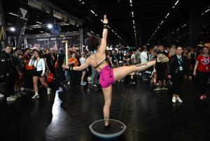 Une femme effectue des exercices d'équilibre au salon FIBO, dédié à la santé, au fitness et au bien-être, à Cologne, dans l'ouest de l'Allemagne, le 17 avril 2026.