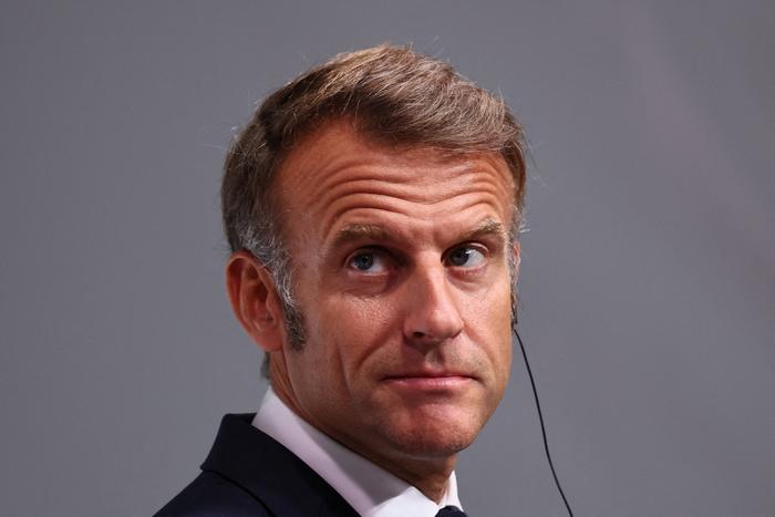 Le président français Emmanuel Macron assiste à une conférence de presse conjointe avec la chancelière allemande dans le cadre du 25e conseil des ministres franco-allemand et d'une réunion du Conseil franco-allemand de défense et de sécurité (CFADS) à Toulon, dans le sud-est de la France, le 29 août 2025. (Photo de Manon Cruz / POOL / AFP)