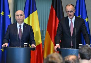 Le chancelier allemand Friedrich Merz (à droite) et le Premier ministre roumain Ilie Bolojan tiennent une conférence de presse à l’issue de discussions bilatérales à la Chancellerie, à Berlin, en Allemagne.