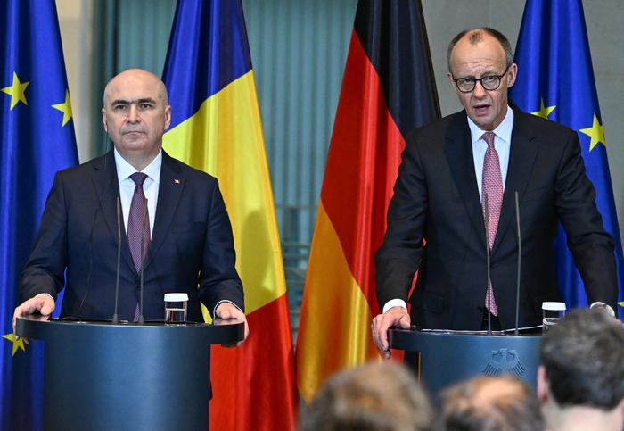 Le chancelier allemand Friedrich Merz (à droite) et le Premier ministre roumain Ilie Bolojan tiennent une conférence de presse à l’issue de discussions bilatérales à la Chancellerie, à Berlin, en Allemagne.