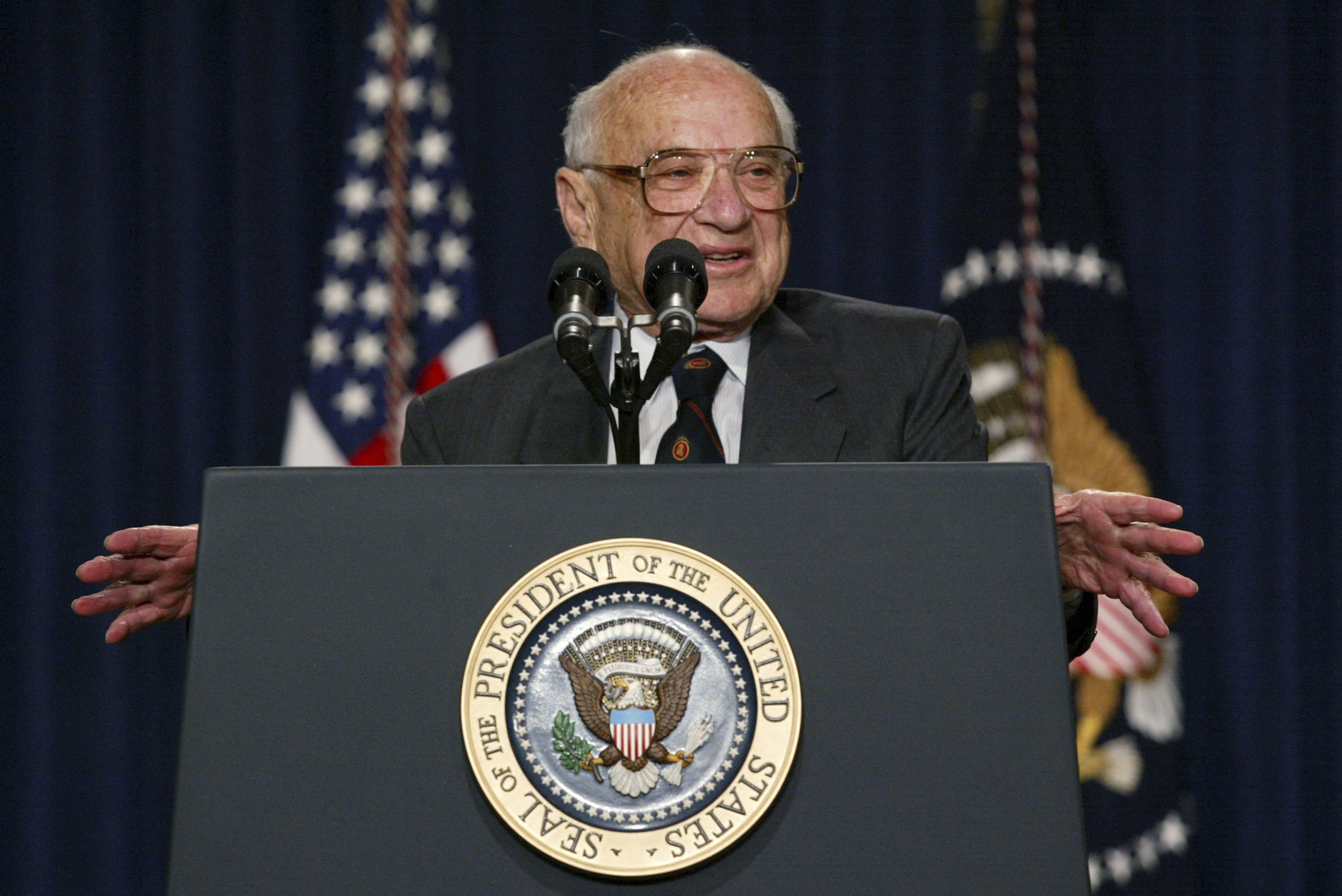 SOS États-providence à la dérive : Milton Friedman et Alberto Alesina, les deux économistes qui ont tout résumé de la crise de notre modèle d'intégration