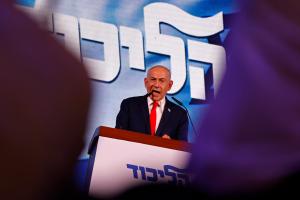 Le Premier ministre israélien Benjamin Netanyahu s’adresse à ses partisans lors d’un rassemblement organisé le soir du scrutin, après l’annonce des premiers sondages à la sortie des urnes, à Jérusalem, aux premières heures du 28 octobre 2026, dans le cadre des élections législatives israéliennes.