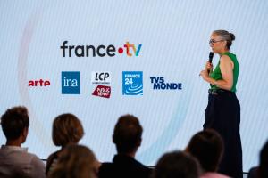 Delphine Ernotte, directrice générale de France Télévisions, lors d'une conférence de presse à Paris, le 8 juillet 2025