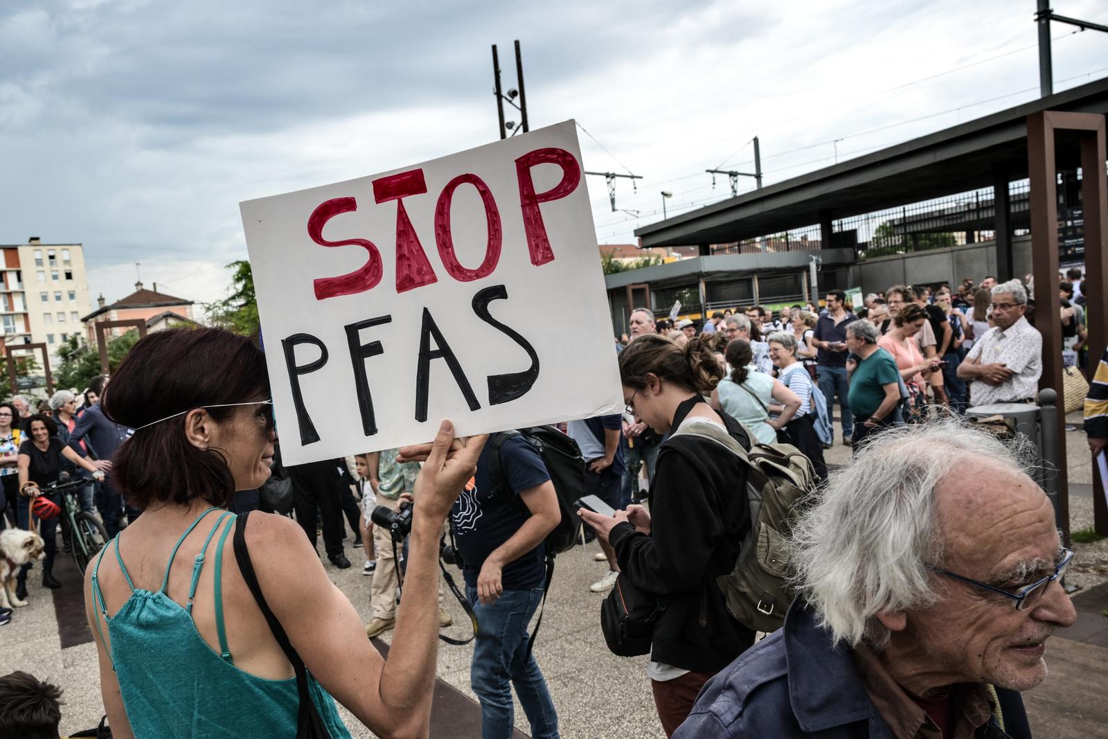 Le 20 février dernier, l'Assemblée nationale adoptait une loi visant à interdire l'utilisation des PFAS dans plusieurs secteurs industriels