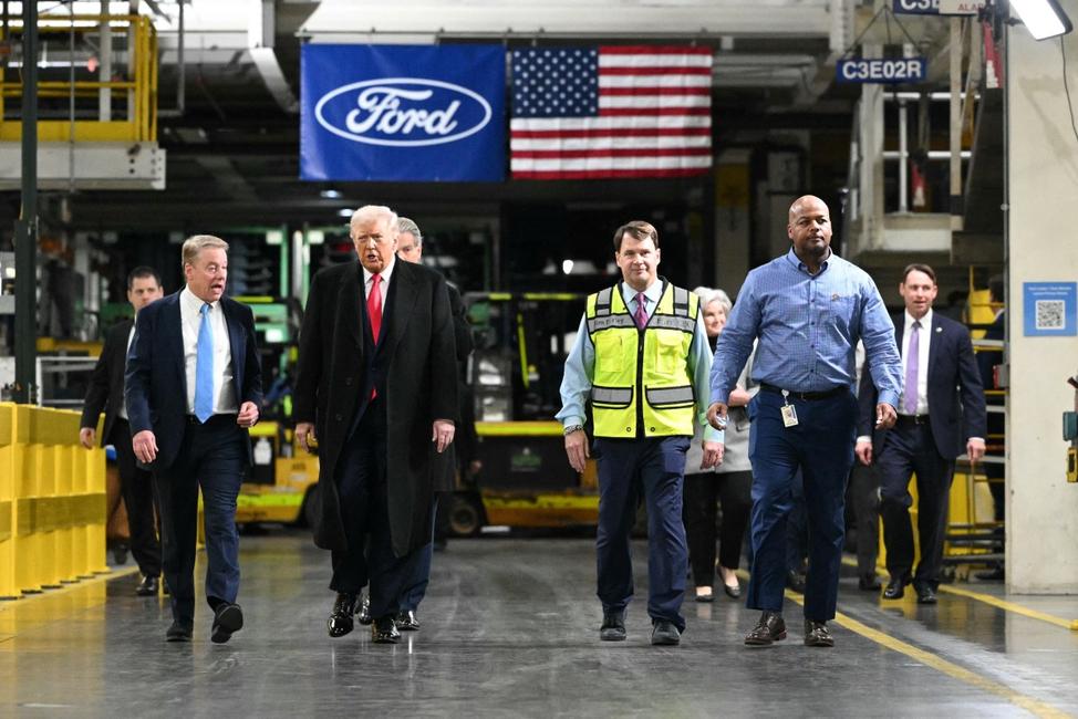 Le président américain Donald Trump s'entretient avec le président exécutif de Ford, Bill Ford (à gauche), le PDG de Ford, Jim Farley (2e à droite), et le directeur d'usine Corey Williams (à droite) lors de sa visite du complexe River Rouge de Ford Motor Company à Dearborn, Michigan, le 13 janvier 2026.