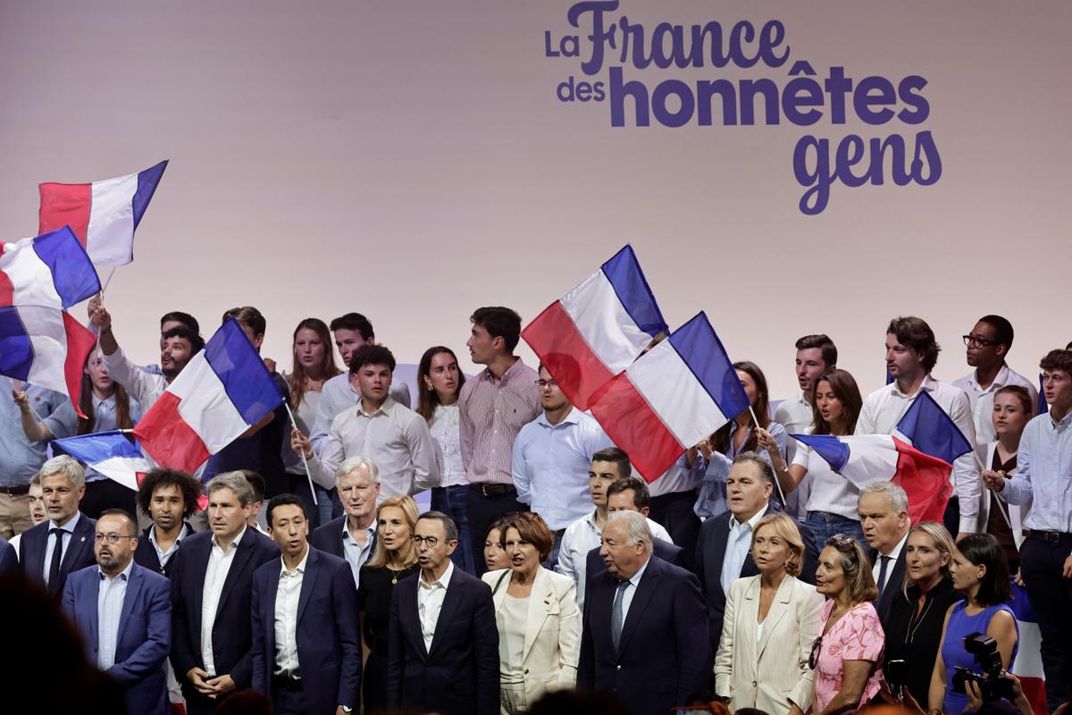 Le ministre français de l'Intérieur et président du parti d'extrême droite Les Républicains (LR), Bruno Retailleau (au centre), chante l'hymne national français aux côtés du président du groupe parlementaire Droite Républicaine, Laurent Wauquiez (à gauche), du secrétaire d'État français chargé de la Citoyenneté et de la Lutte contre les discriminations, Othman Nasrou (à gauche), de l'ancien Premier ministre français, Michel Barnier (à gauche), de la ministre française de l'Agriculture et de la Souveraineté alimentaire, Annie Genevard (à droite), du président du Sénat français, Gérard Larcher (à droite), et de la présidente du Conseil régional d'Île-de-France, Valérie Pécresse (à droite), lors de la réunion de LR marquant la rentrée politique, au Port-Marly, au nord-ouest de Paris, le 7 septembre 2025. (Photo de STEPHANE DE SAKUTIN / AFP)