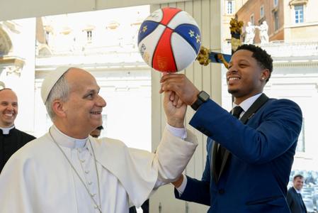 Le pape Leon XIV s'essayant au basket non-augmenté avec les Harlem Globe Trotters