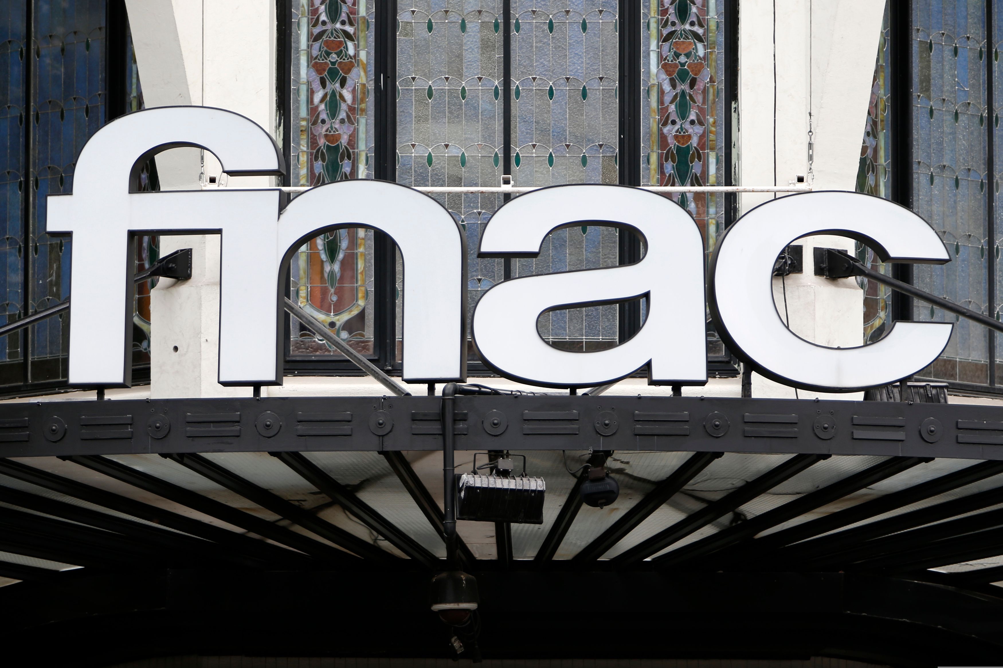 Le milliardaire Daniel Křetínský veut racheter Fnac-Darty pour éviter les griffes d’un géant chinois du e-commerce