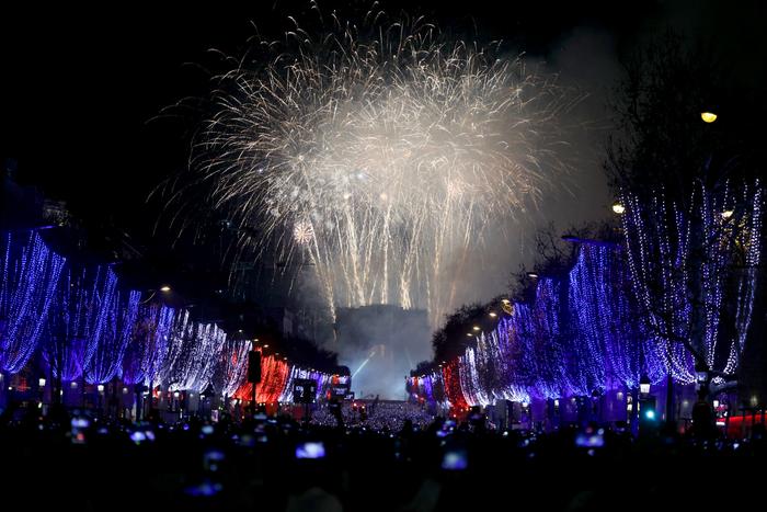 Des feux d'artifice illuminent le ciel au-dessus de l'Arc de Triomphe pour célébrer le Nouvel An, juste après minuit le 1er janvier 2026.