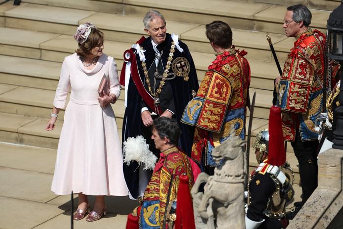 L'ancien Premier ministre Tony Blair et son épouse Cherie quittent le château de Windsor, à l'ouest de Londres, après la cérémonie de l'Ordre de la Jarretière, à la chapelle Saint-Georges, le 16 juin 2025. (Photo de HENRY NICHOLLS / POOL / AFP)