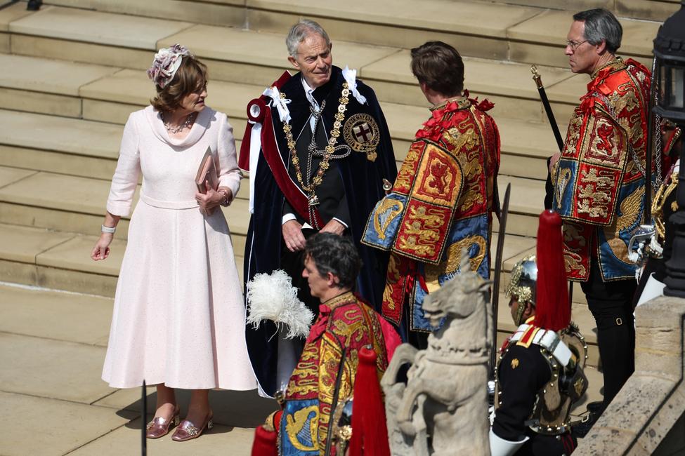L'ancien Premier ministre Tony Blair et son épouse Cherie quittent le château de Windsor, à l'ouest de Londres, après la cérémonie de l'Ordre de la Jarretière, à la chapelle Saint-Georges, le 16 juin 2025. (Photo de HENRY NICHOLLS / POOL / AFP)