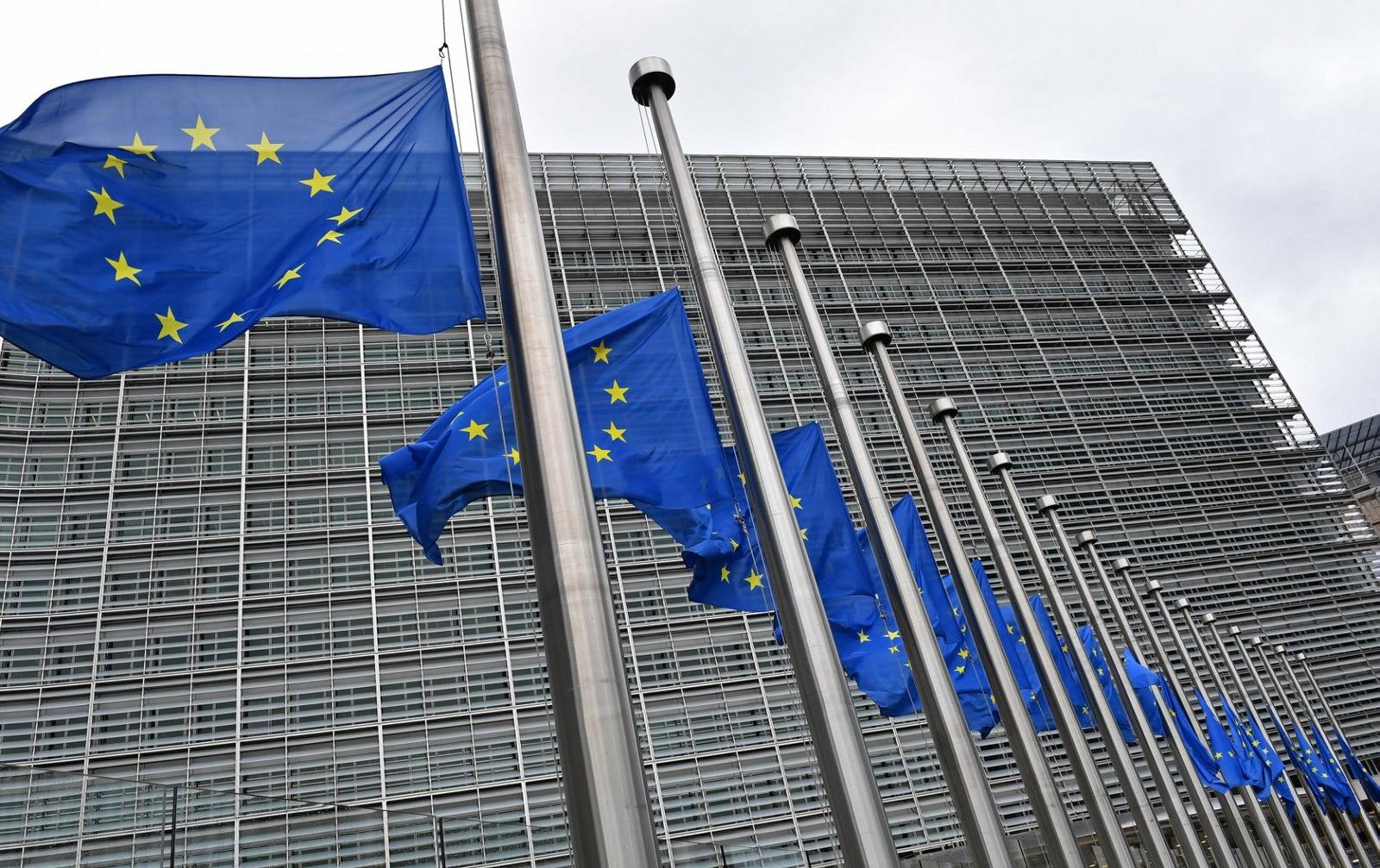 Les drapeaux européens flottent en berne au siège de l'UE à Bruxelles le 9 septembre 2022