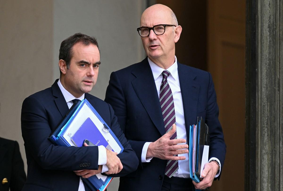 Le Premier ministre Sébastien Lecornu et le ministre français de l'Économie et des Finances, Roland Lescure, quittent le palais de l'Élysée après le Conseil des ministres hebdomadaire, à Paris, le 10 décembre 2025.