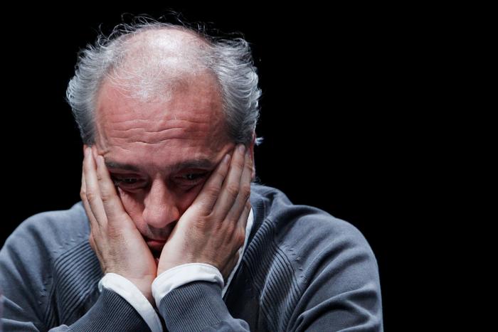 Philippe Poutou, néo-libraire, ouvrant son premier courrier de l'URSSAF