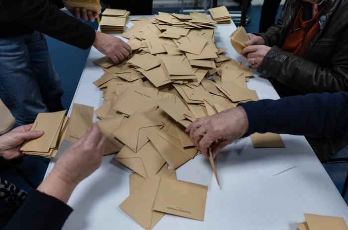 Dépouillement des bulletins de vote à Quimper