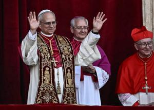 Le nouveau pape élu, Léon XIV, Robert Prevost (à gauche), fait un geste alors qu'il apparaît pour la première fois au balcon central principal de la basilique Saint-Pierre, au Vatican, le 8 mai 2025, après la fin du conclave des cardinaux.
Robert Francis Prevost a été élu jeudi, a annoncé le Vatican, devenant ainsi le premier pape originaire des États-Unis.
Modéré, proche du pape François et ancien missionnaire pendant de nombreuses années au Pérou, il devient le 267e pontife de l'Église catholique, prenant le nom pontifical de Léon XIV.