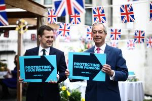 Nigel Farage, leader du parti Reform UK, et Robert Jenrick, porte-parole du parti pour les questions financières, posent avec des pancartes à la suite d'une conférence de presse du parti dans le centre de Londres, le 2 avril 2026.