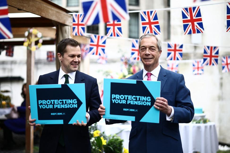 Nigel Farage, leader du parti Reform UK, et Robert Jenrick, porte-parole du parti pour les questions financières, posent avec des pancartes à la suite d'une conférence de presse du parti dans le centre de Londres, le 2 avril 2026.