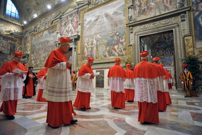 Les cardinaux entrant dans la chapelle Sixtine avant le début du conclave au Vatican.