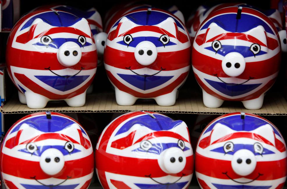 Rangées de "piggy bank", symbole de l'économie Britannique. (Image d'illustration)