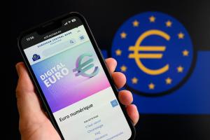 Cette photographie montre la page du site web de la Banque centrale européenne concernant l'euro numérique, affichée sur un smartphone.