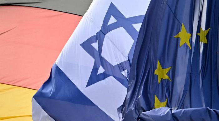 Les drapeaux de l'Allemagne, d'Israël et de l'Europe flottent devant le bâtiment du Reichstag, qui abrite le Bundestag, à Berlin, le 11 octobre 2023.