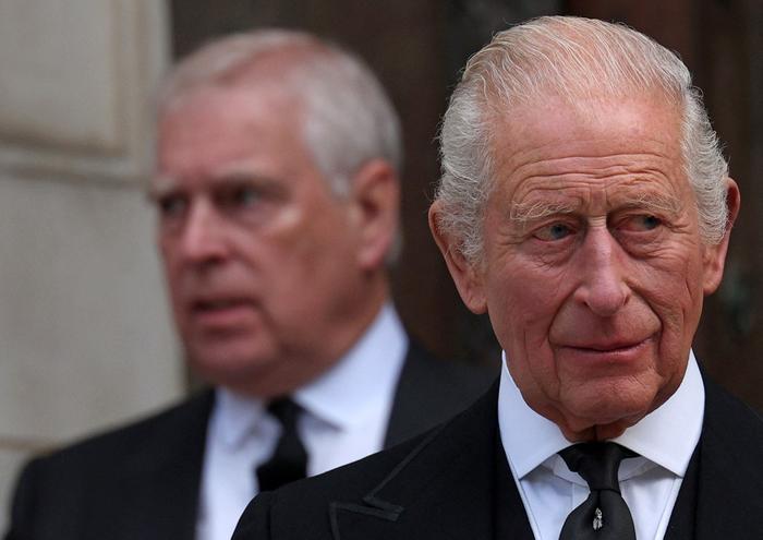 Le prince Andrew, duc d'York (à gauche), et le roi Charles III quittent la cathédrale de Westminster à Londres le 16 septembre 2025 après une messe de requiem, un service funéraire catholique, pour la défunte Katharine, duchesse de Kent.