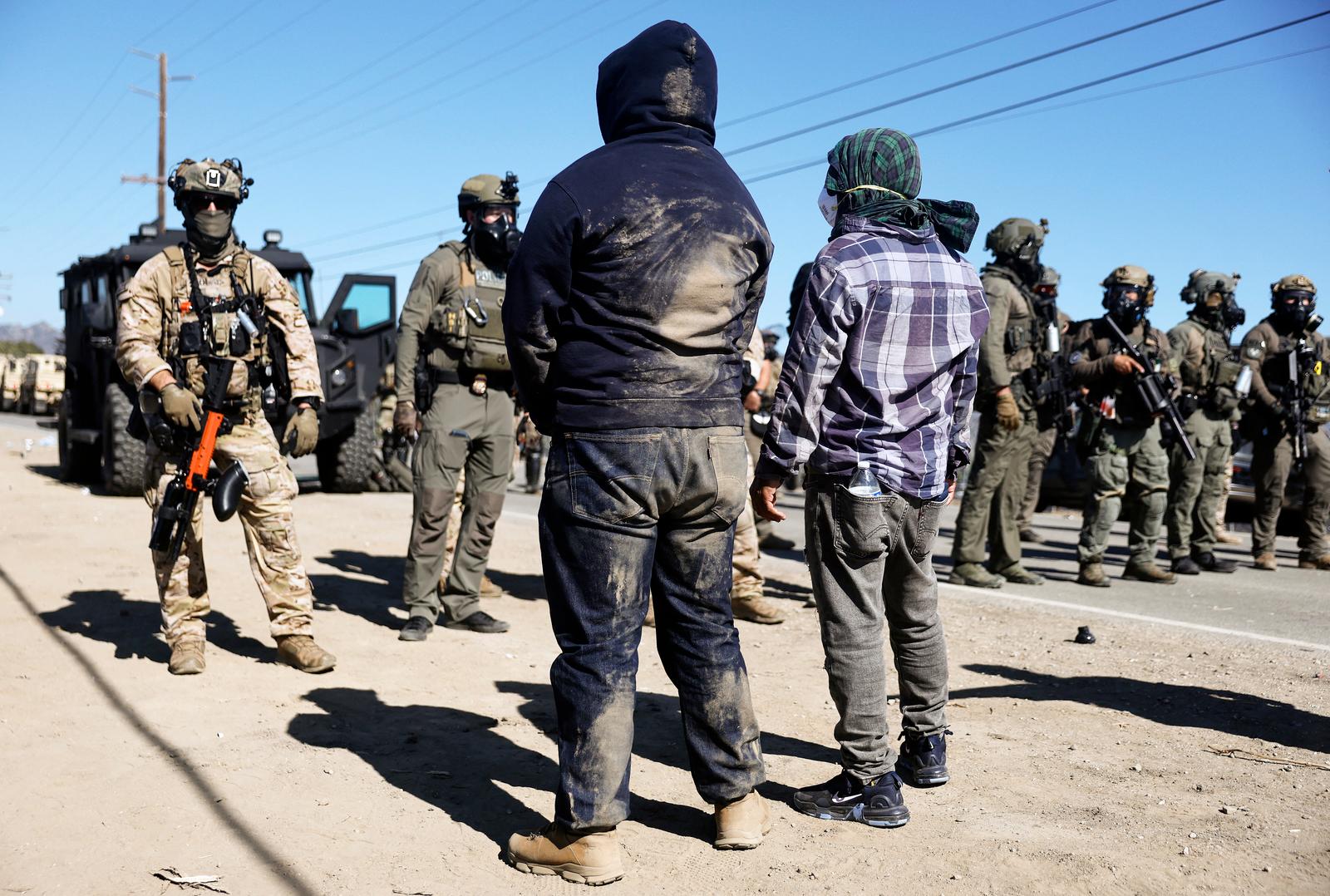 Affrontements entre l'agence gouvernementale américaine de l'immigration (ICE) et des protestataires venus s'opposer à un raid sur une ferme de cannabis. Mario Tama/Getty Images/AFP (Photo by MARIO TAMA / GETTY IMAGES NORTH AMERICA / Getty Images via AFP)