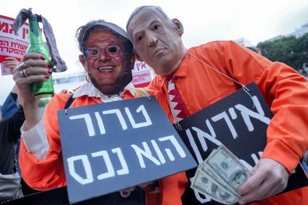 Des manifestants grimés en Ben-Gvir et Netanyahou lors d'une marche anti-guerre à Tel Aviv