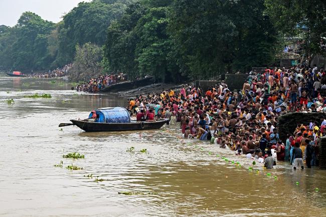Les fidèles exécutent des rituels religieux connus sous le nom de « Tarpan » le dernier jour de « Pitru Paksha », une période sacrée observée pour rendre obéissance aux ancêtres pendant le mois lunaire hindou, le long des rives du Gange à Calcutta, le 21 septembre 2025.