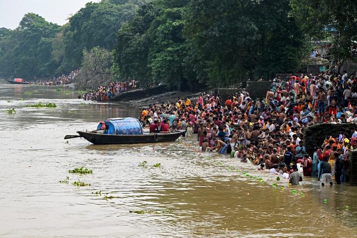 Les fidèles exécutent des rituels religieux connus sous le nom de « Tarpan » le dernier jour de « Pitru Paksha », une période sacrée observée pour rendre obéissance aux ancêtres pendant le mois lunaire hindou, le long des rives du Gange à Calcutta, le 21 septembre 2025.