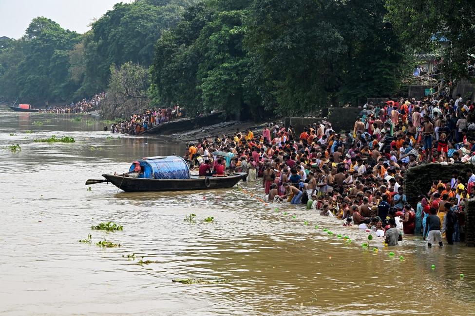 Les fidèles exécutent des rituels religieux connus sous le nom de « Tarpan » le dernier jour de « Pitru Paksha », une période sacrée observée pour rendre obéissance aux ancêtres pendant le mois lunaire hindou, le long des rives du Gange à Calcutta, le 21 septembre 2025.