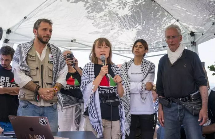La militante Greta Thunberg et l'eurodéputée Rima Hassan le 1er juin, à Catane, avant l'appareillage du Madleen pour Gaza.