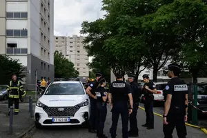 Des policiers français interviennent sur les lieux d’un incendie qui s’est déclaré tôt dans la matinée dans un immeuble résidentiel et qui a fait trois morts à Décines-Charpieu, dans la périphérie de Lyon, dans le centre de la France, le 11 mai 2026. (Image d'illustration)