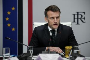 Le président français Emmanuel Macron prend la parole lors d'une réunion du Conseil national de défense au palais de l'Élysée à Paris, le 1er mars 2026, suite aux frappes américaines et israéliennes contre l'Iran.