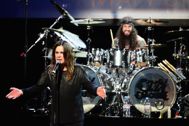 Ozzy Osbourne et Tommy Clufetos se produisent sur scène lors du 10e concert annuel de charité du MusiCares MAP Fund au Club Nokia, le 12 mai 2014 à Los Angeles.