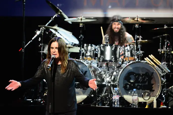 Ozzy Osbourne et Tommy Clufetos se produisent sur scène lors du 10e concert annuel de charité du MusiCares MAP Fund au Club Nokia, le 12 mai 2014 à Los Angeles. (Image d'illustration)