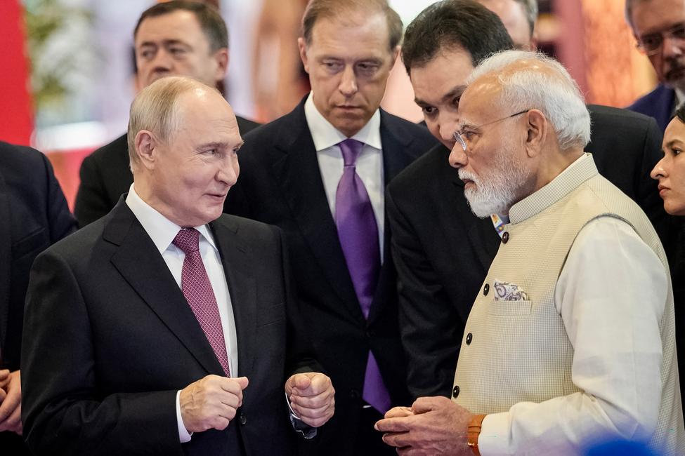 Le Premier ministre indien Narendra Modi s'entretenant avec le président russe Vladimir Poutine lors d'une exposition organisée dans le cadre du Forum des affaires des BRICS 2026 à New Delhi. 