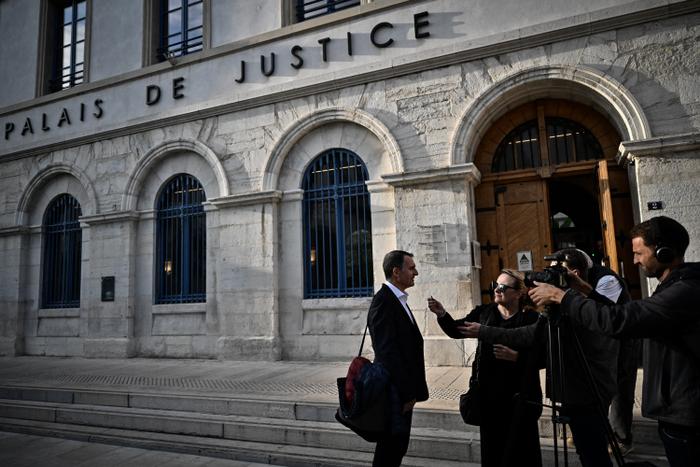 Eric Piolle au palais de justice de Grenoble : "Hum, c'est comment la fameuse formule... Ah oui : je fais confiance à la justice de mon pays..."