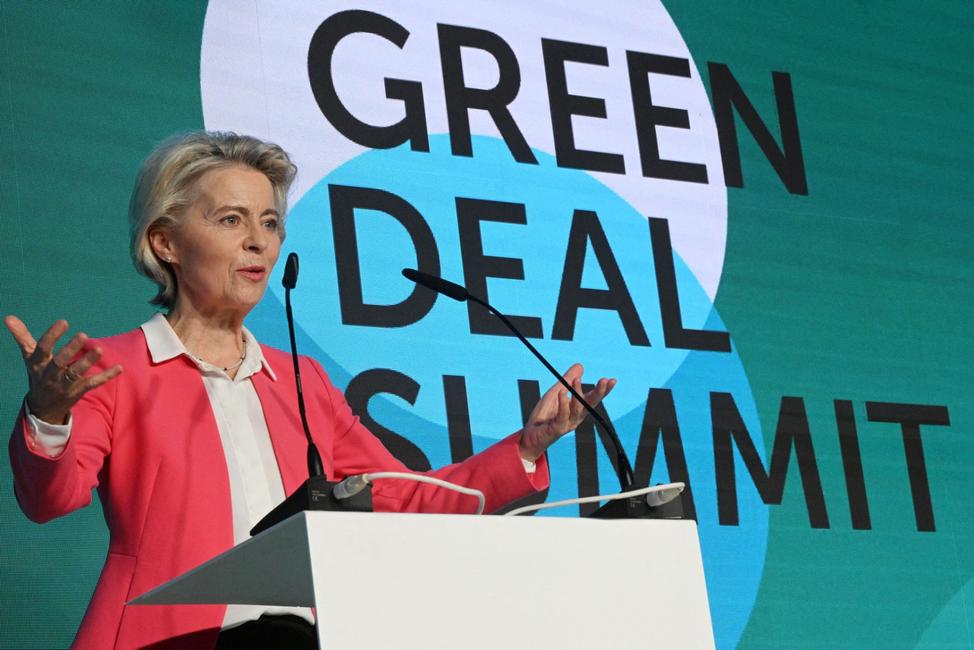 La présidente de la Commission européenne, Ursula von der Leyen, prononce un discours lors du sommet du Pacte vert 2023, le 26 septembre 2023 à Prague.