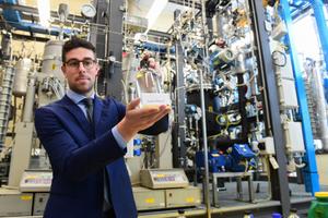 Un technicien présente une bouteille de diesel vert au laboratoire San Donato du groupe énergétique italien ENI, spécialisé dans la recherche et le développement pour le secteur pétrolier et gazier et fournissant à Milan. 