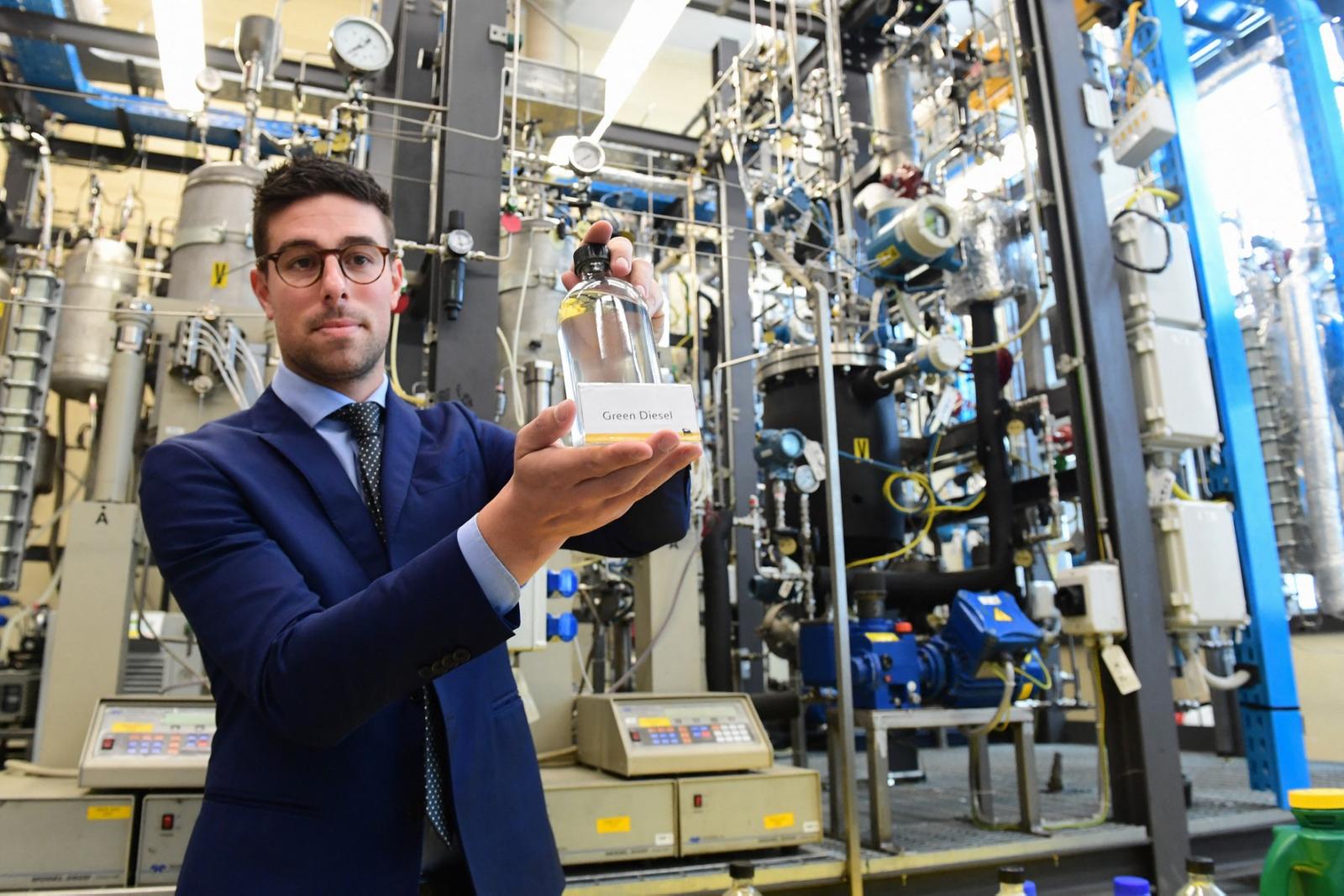 Un technicien présente une bouteille de diesel vert au laboratoire San Donato du groupe énergétique italien ENI, spécialisé dans la recherche et le développement pour le secteur pétrolier et gazier et fournissant à Milan.