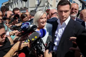 Jordan Bardella et Marine Le Pen à un meeting de campagne à La Flèche, le 8 juillet 2026.