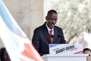 Le maire de Saint-Denis, Bally Bagayoko, prononce un discours sur la place Jean Jaurès à Saint-Denis, le 7 juin 2026.