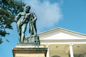 Statue d'Hercule à Pouchkine, en Russie