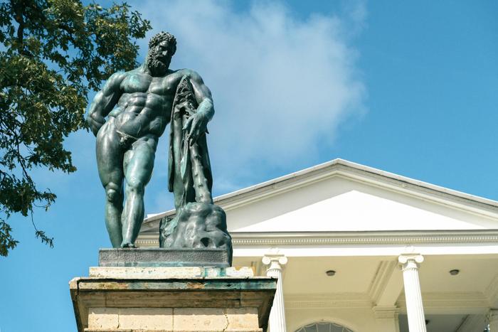 Statue d'Hercule à Pouchkine, en Russie